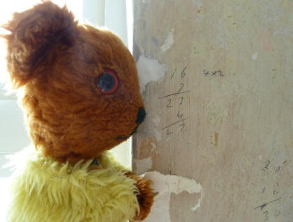 Yellow Teddy scraping wallpaper