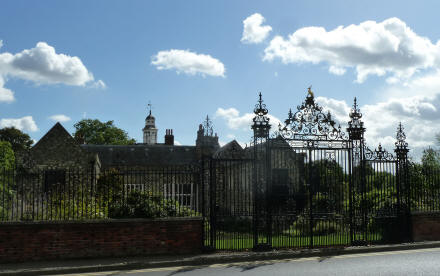 Hall Place gate