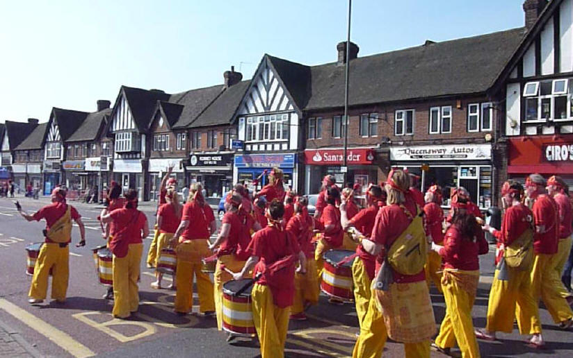 May Queen parade - Bloco Fogo band leading