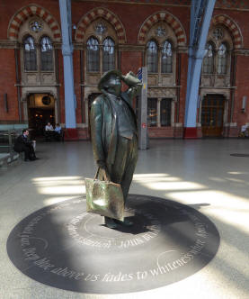 St Pancras Station statue of Betjeman