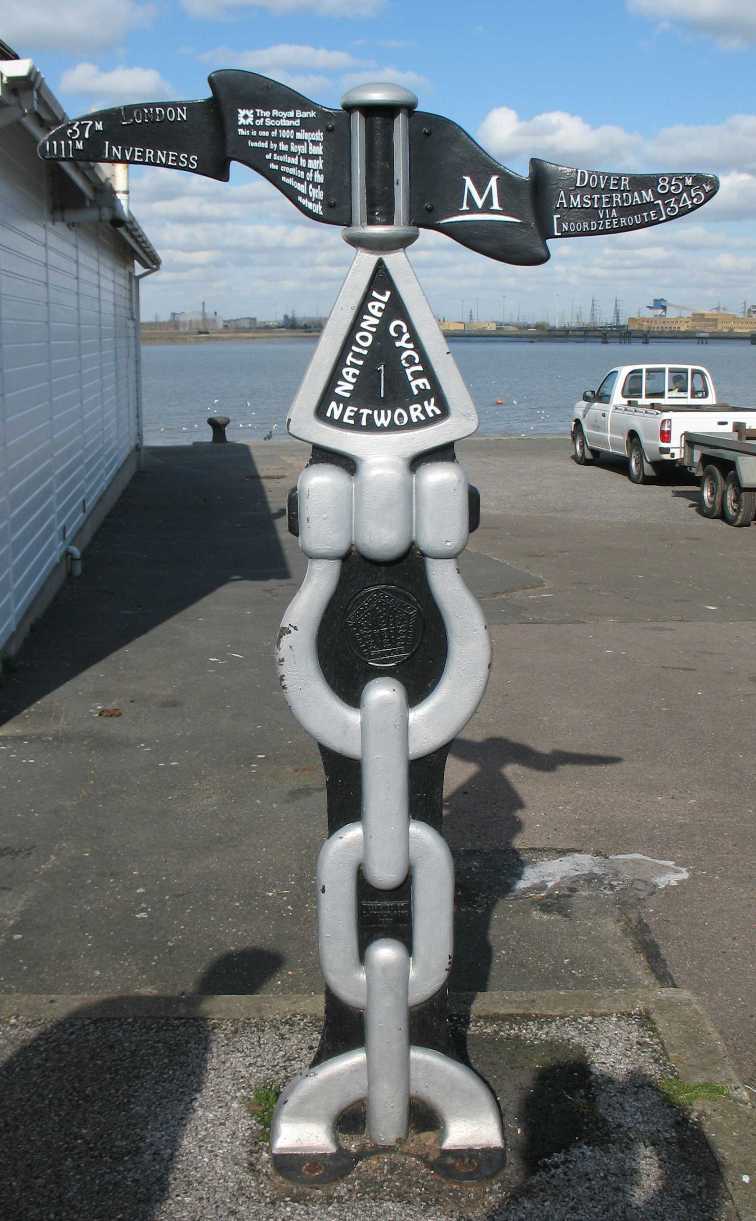 Cycle route waymarker Gravesend
