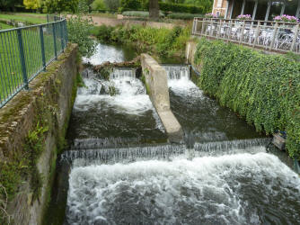 Hall Place River Cray weir