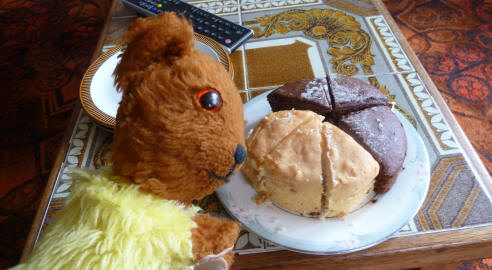 Yellow Teddy with sponge cakes