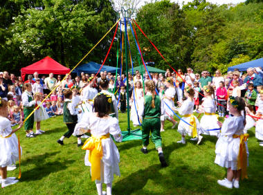 Maypole dancing 2