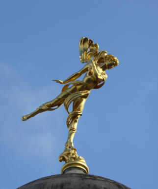 Bank of England statue