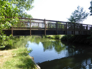 Tonbridge Castle grouns, bridge over river