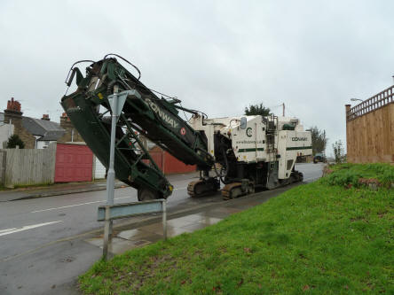 Road resurfacing machine